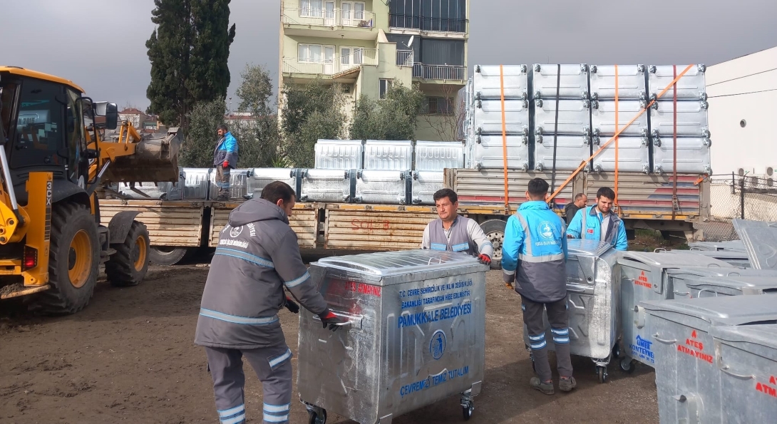 PAMUKKALE’DE ATIK YÖNETİMİ GÜÇLENİYOR: YENİ KONTEYNERLER İLÇEYE ULAŞTI